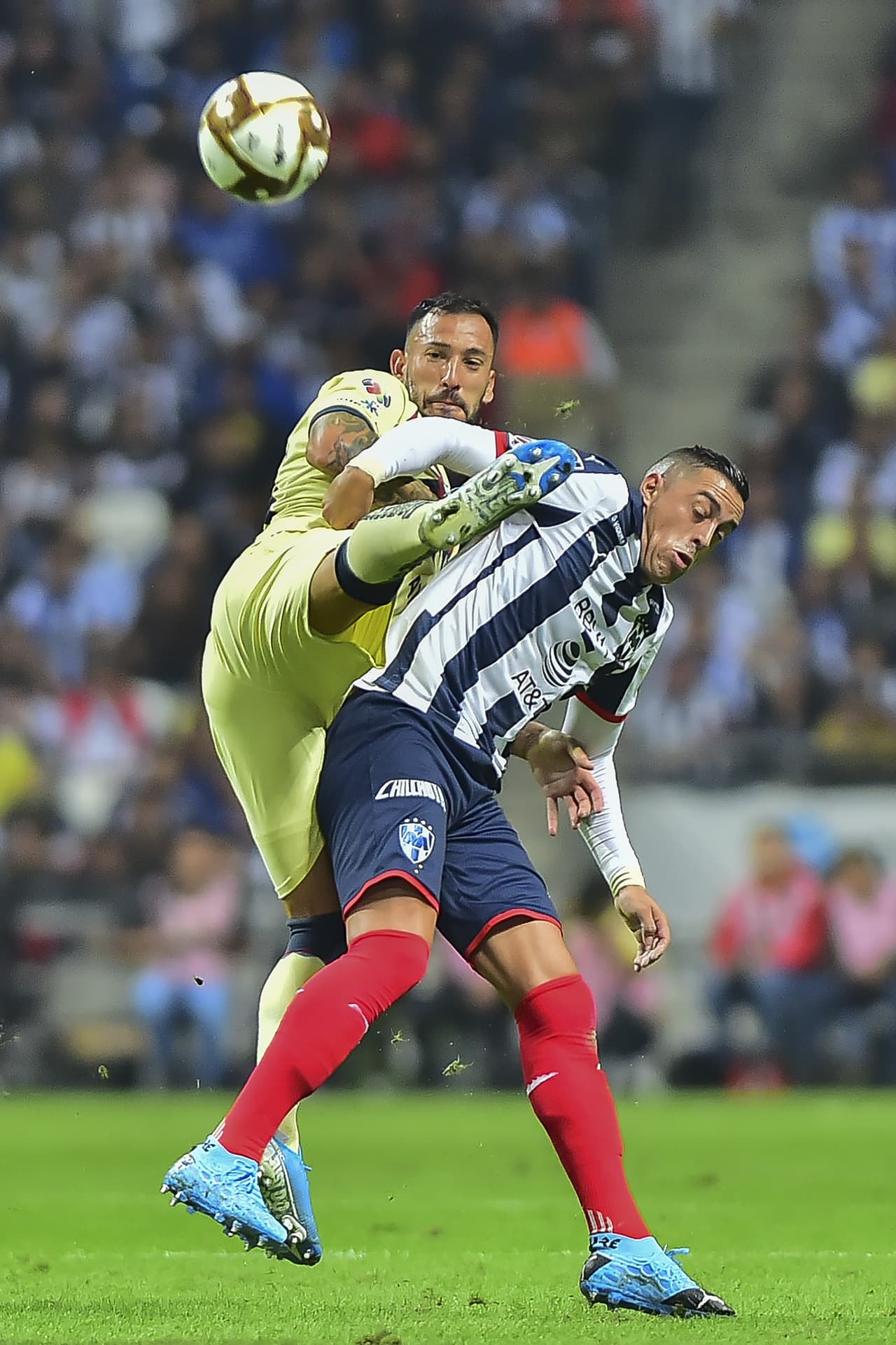 Conocedores de sus condiciones, los defensores azulcremas buscaron incomodarlo en cada momento.