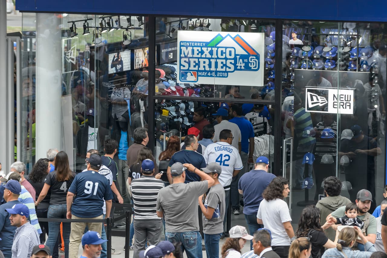 Los aficionados en el Estadio de Béisbol Monterrey previo al "Play Ball".