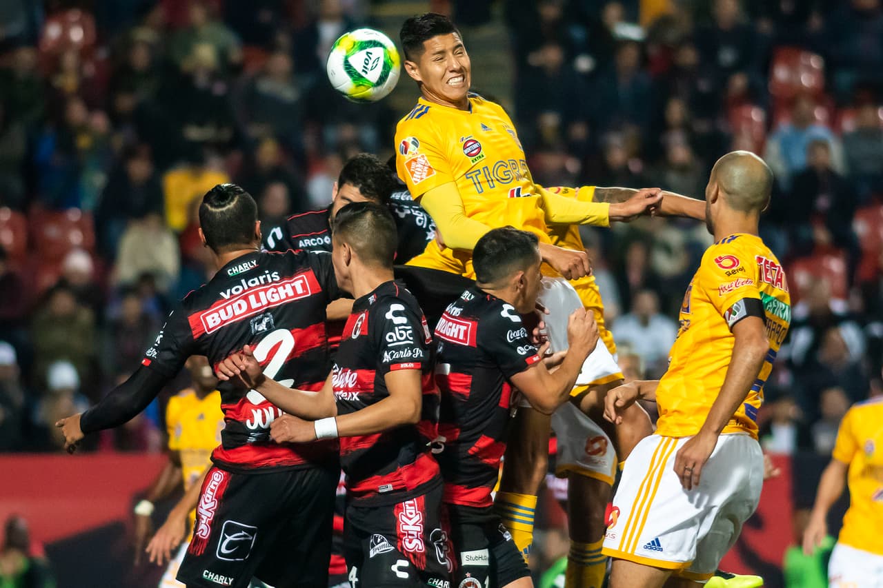 El primer gol del partido se presentó al minuto 59 tras un tiro de esquina y una peinada de Hugo Ayala, el balón se proyectó hacia Luis Fuentes y metió el balón en su propio arco.