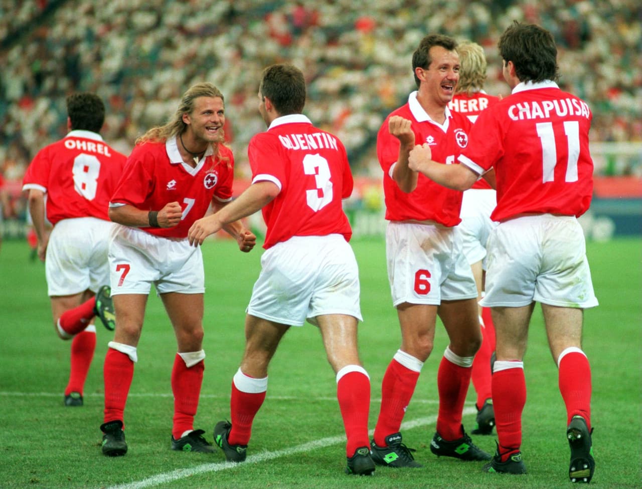 Goleada 5-1 el 26 de enero de 1994 en amistoso. Solo se enfrentarían en el Mundial desde los octavos. Su único choque en Mundiales lo ganó Suiza en 1950.