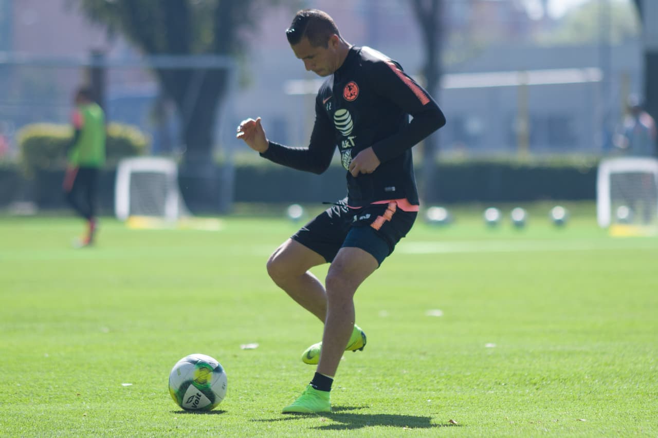 América lleva dos triunfos en sus dos juegos disputados pero sabe que su visita a Monterrey plantea un duro reto, mientras aún está por definir la situación de Domínguez.