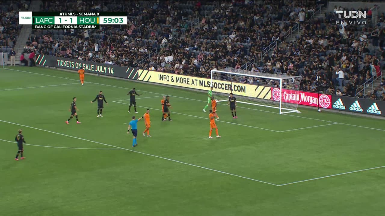 ¡TIRO ATAJADO! disparo por Maximiliano Urruti.