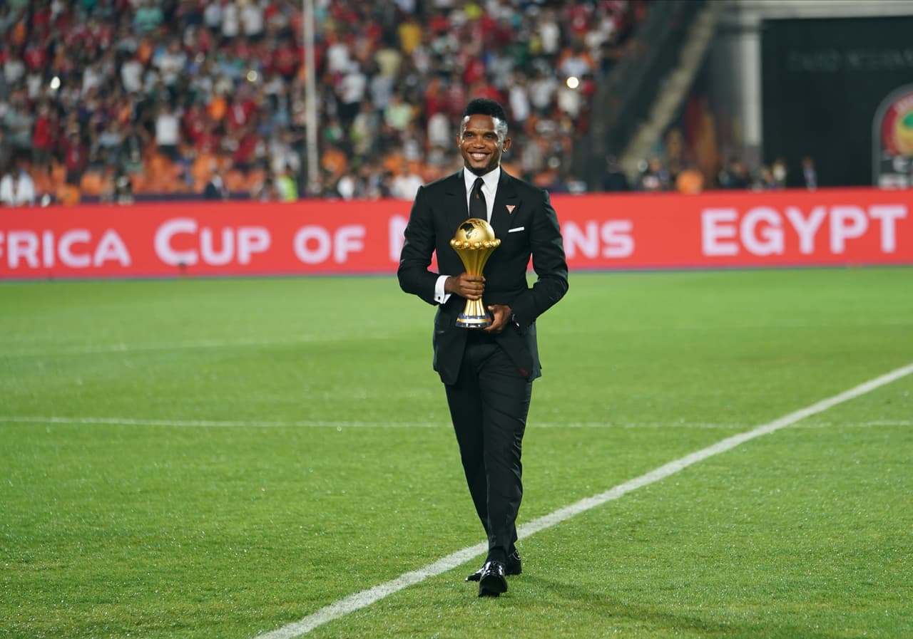 Samuel Eto'o, ex capitán de
<b>Camerún (otro país que fue colonia francesa durante siglos),</b> fue el encargado de presentar la Copa.