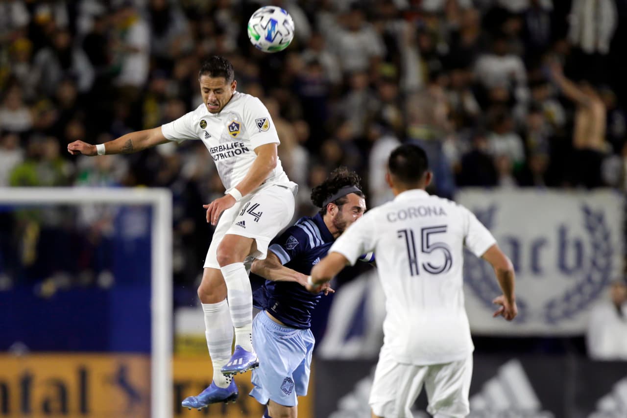 La estrella del LA Galaxy, Javier 'Chicharito' Hernández, se levanta por las alturas y gana el balón aéreo con un cabezazo sobre el rival.