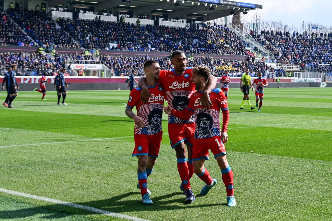 Napoli venció al Atalanta con goles de Lorenzo Insigne, Matteo Politano, Eljif Elmas, quien anotó tras recibir el balón de Hirving Lozano.