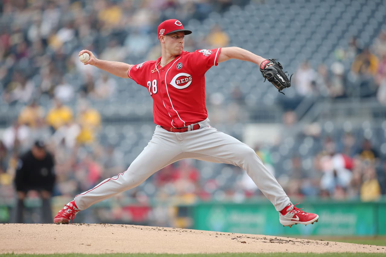 En tanto que por los Cincinnati Redstuvo la responsabilidad como abridor Anthony DeSclafani (0-1) quien cargó con el revés luego de transitar apenas 4.1 entradas, en las que recibió siete imparables, dos de ellos cuadrangulares, permitió seis carreras, caminó a uno y abanicó a seis.