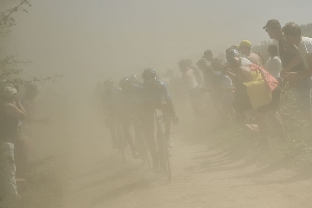 Aparte de las dificultades en la respiración de los competidores estuvo la baja visibilidad en varios sectores del pavé.