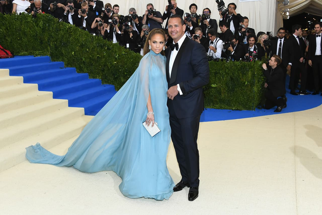 Un par de meses después: JLo y A-Rod tuvieron su primera aparición en público. El 1 de mayo de 2017, las celebridades desfilaron en la alfombra de la MET Gala, con lo que su romance quedaba confirmado.