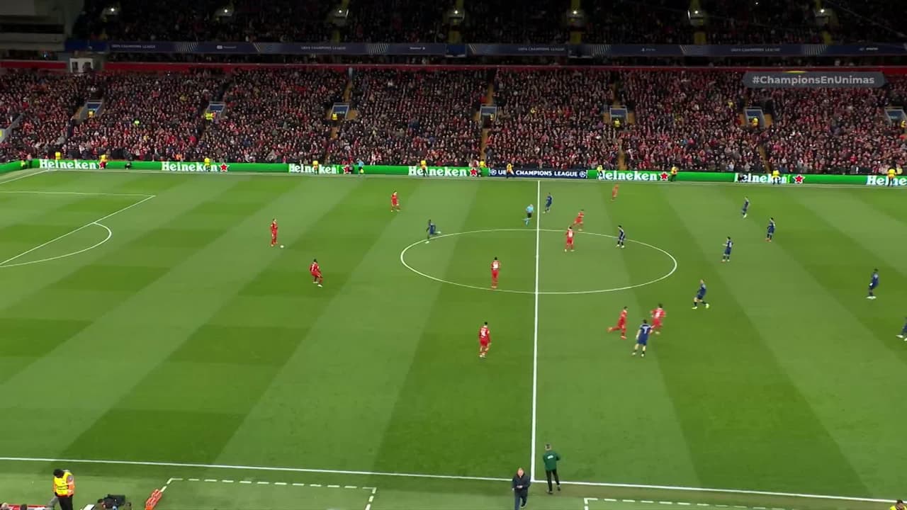 Arranca el partido y la pelota está en juego.