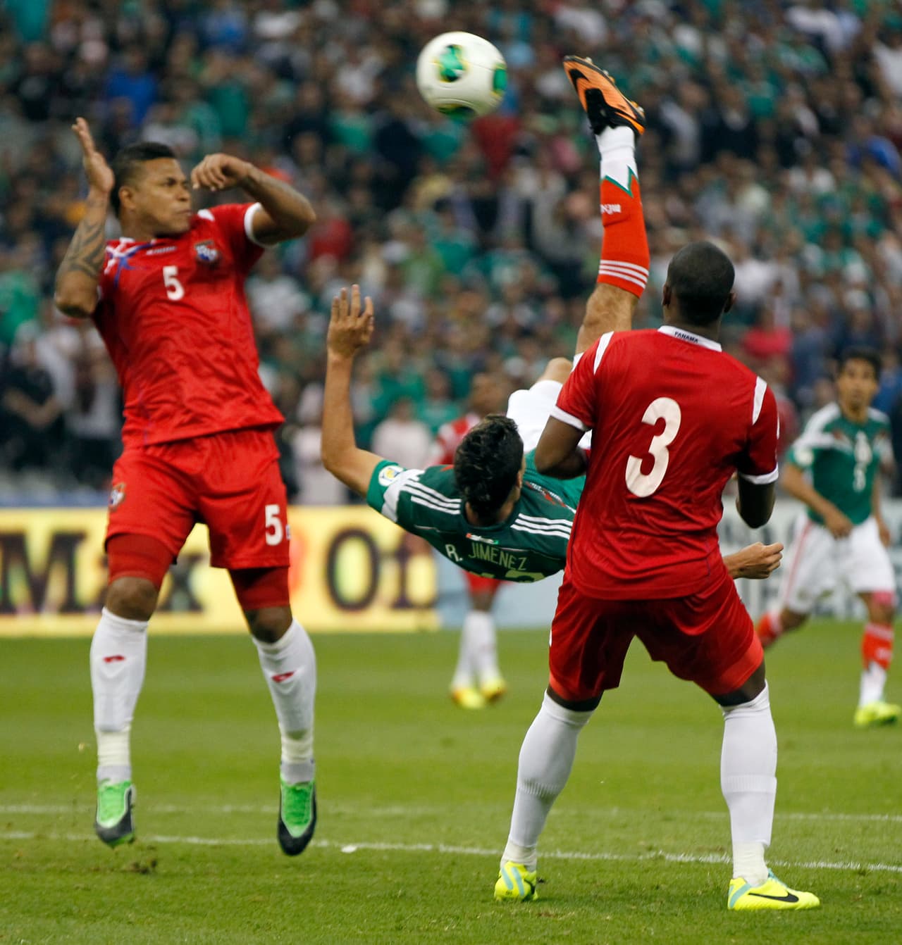 En el Hexagonal Final de las Eliminatorias rumbo a Brasil 2014 se enfrentaron México y Panamá en el Estadio Azteca y Raúl Jiménez marcó este tremendo gol de chilena para darle la victoria al Tri 2-1.