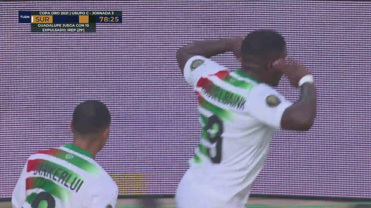 ¡Golazo de Surinam! Hasselbaink amaga al portero y anota el 2-1