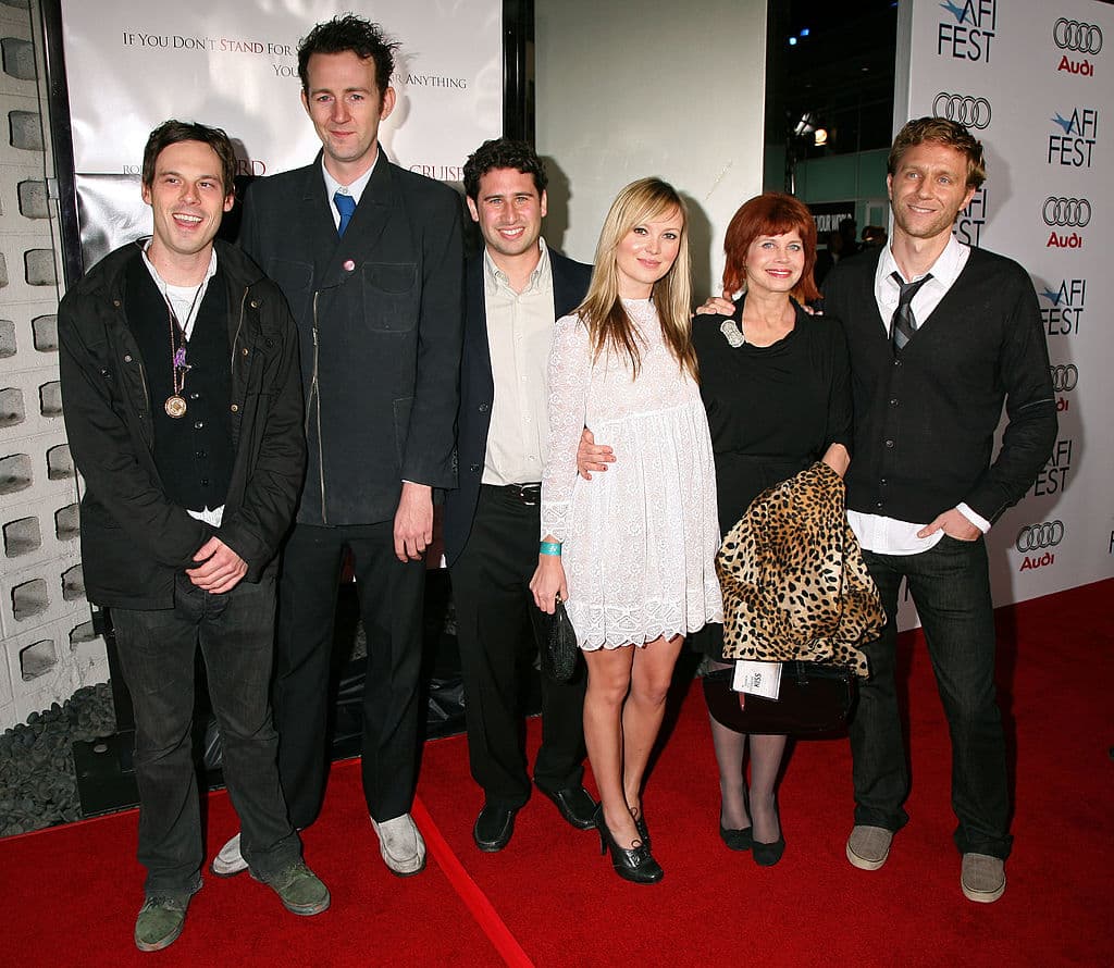 Sin planes de ninguna clase, se encuentra con Jacob, su mejor amigo, que le recomienda publicar un anuncio personal en la sección de contactos de Craig’s List: “Misántropo desearía conocer a misántropa”.