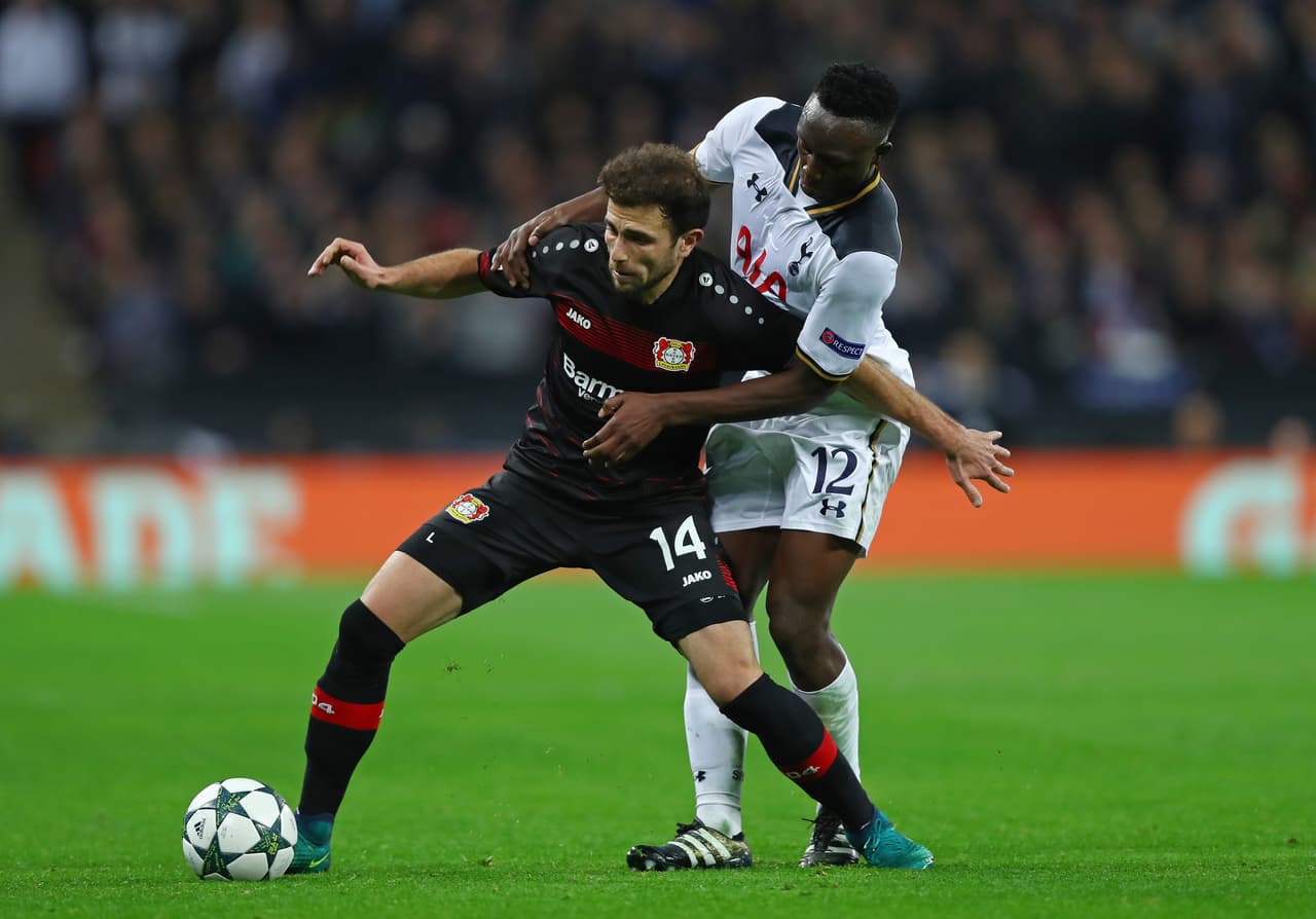 Sin embargo, tanto Mehmedi como Hernández acabaron por desplazar a Kiessling y se volvieron titulares en el 4-2-3-1 de Schmidt.