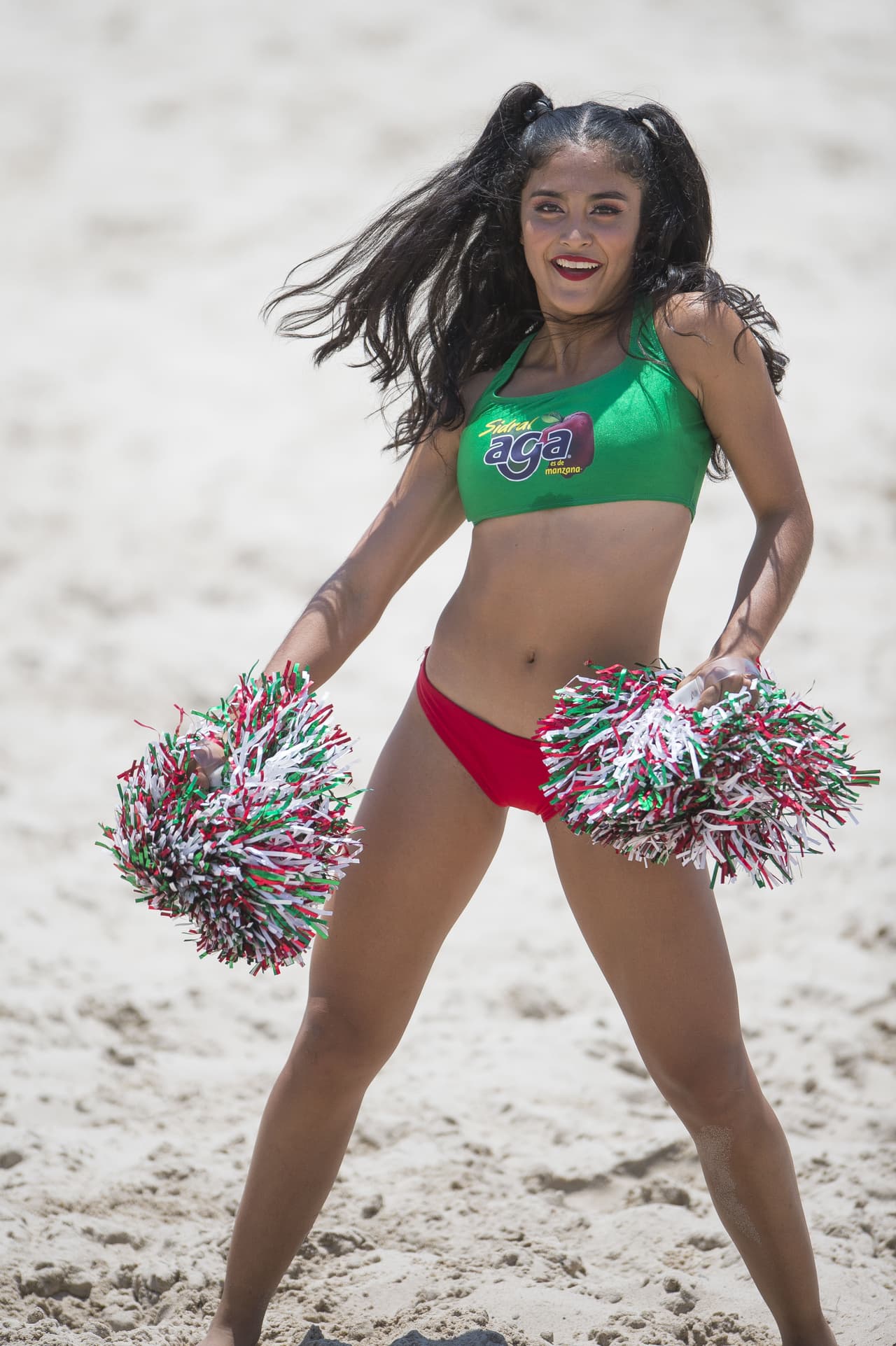 Las animadoras le dan belleza y colorido a la fiesta del Premundial de Fútbol Playa de Concacaf en Puerto Vallarta, en medio de la competencia en las playas mexicanas.