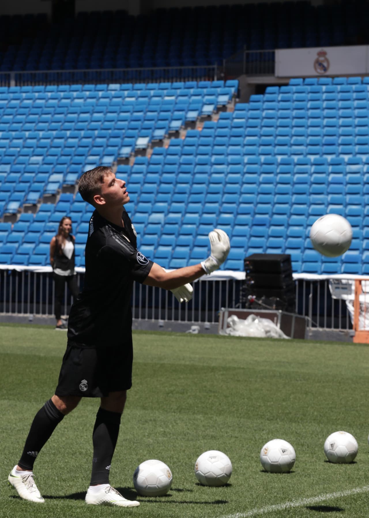 Su 1.91 metros de altura, combinados con sus buenos reflejos con apenas 19 años, son cualidades que destacan en Lunin.