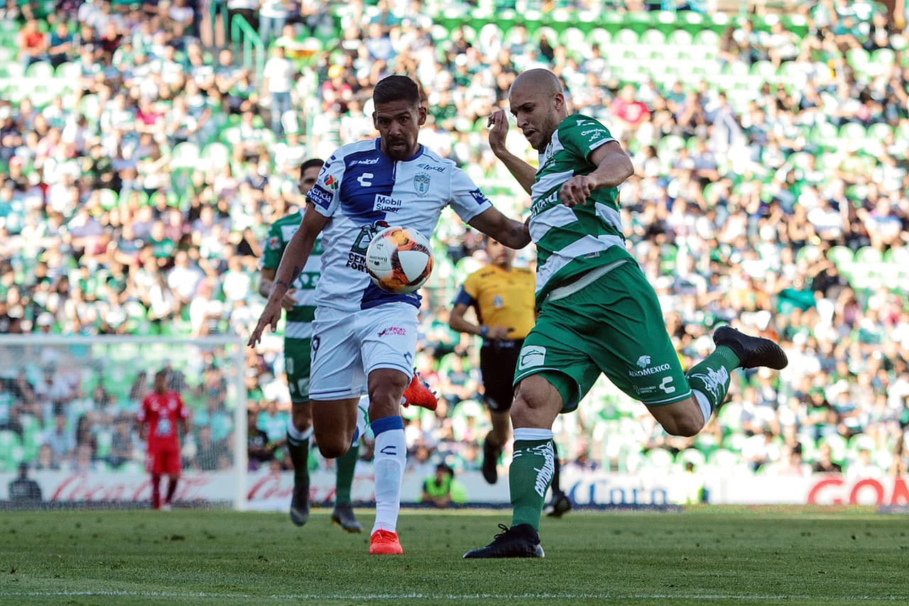 Franco Jara y Matheus Doria (der) durante el primer tiempo del partido entre Santos y Tuzos en los minutos iniciales del cotejo.