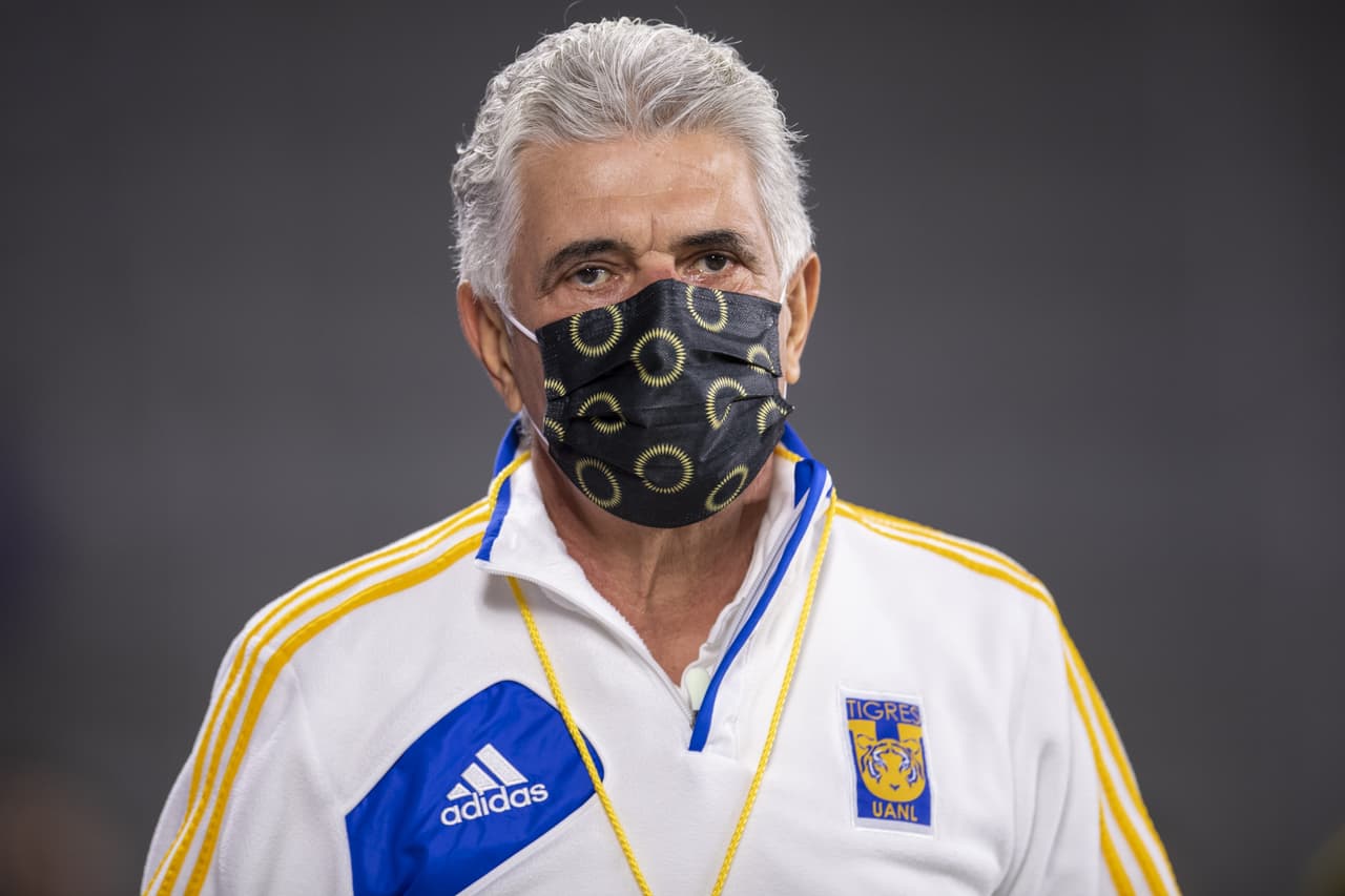 Tuca bromea sobre 2020 : "Los chinos no cocinaron bien el murciélago"