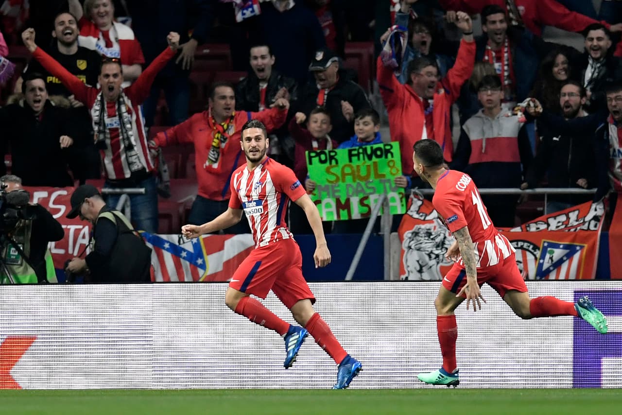 Aprovechando un error de Sebastián Coates, el mediocampista español recibió la pelota que recuperó Diego Costa y de pierna izquierda definió.