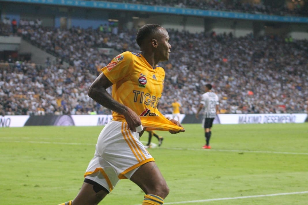 Con su gol desde un ángulo casi imposible, el colombiano Luis Quiñones le dio el 1-1 a Tigres en su visita a Rayados.