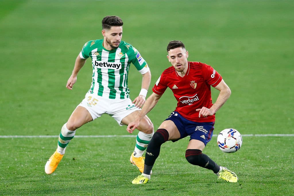 Borja Iglesias le da la victoria al Real Betis, al minuto 79, ante el Osasuna. El marcador final fue 1-0 durante la Jornada 21 en LaLiga; Andrés Guardado estuvo banca, mientras que Diego Lainez estuvo ausente debido a dar positivo por Covid-19.