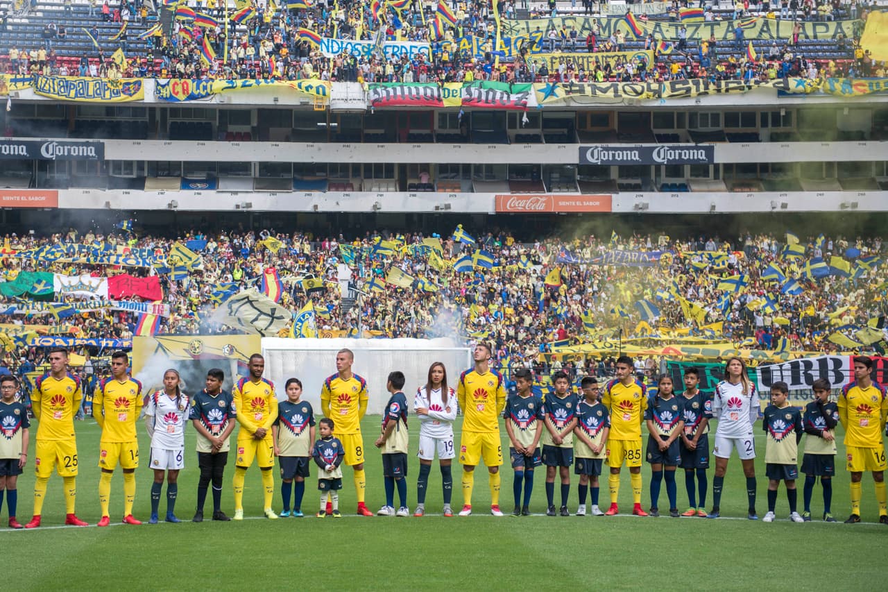 Las Águilas, tanto el equipo varonil y femenil, convivieron con los aficionados y se tomaron la foto oficial con ellos en el Estadio Azteca.