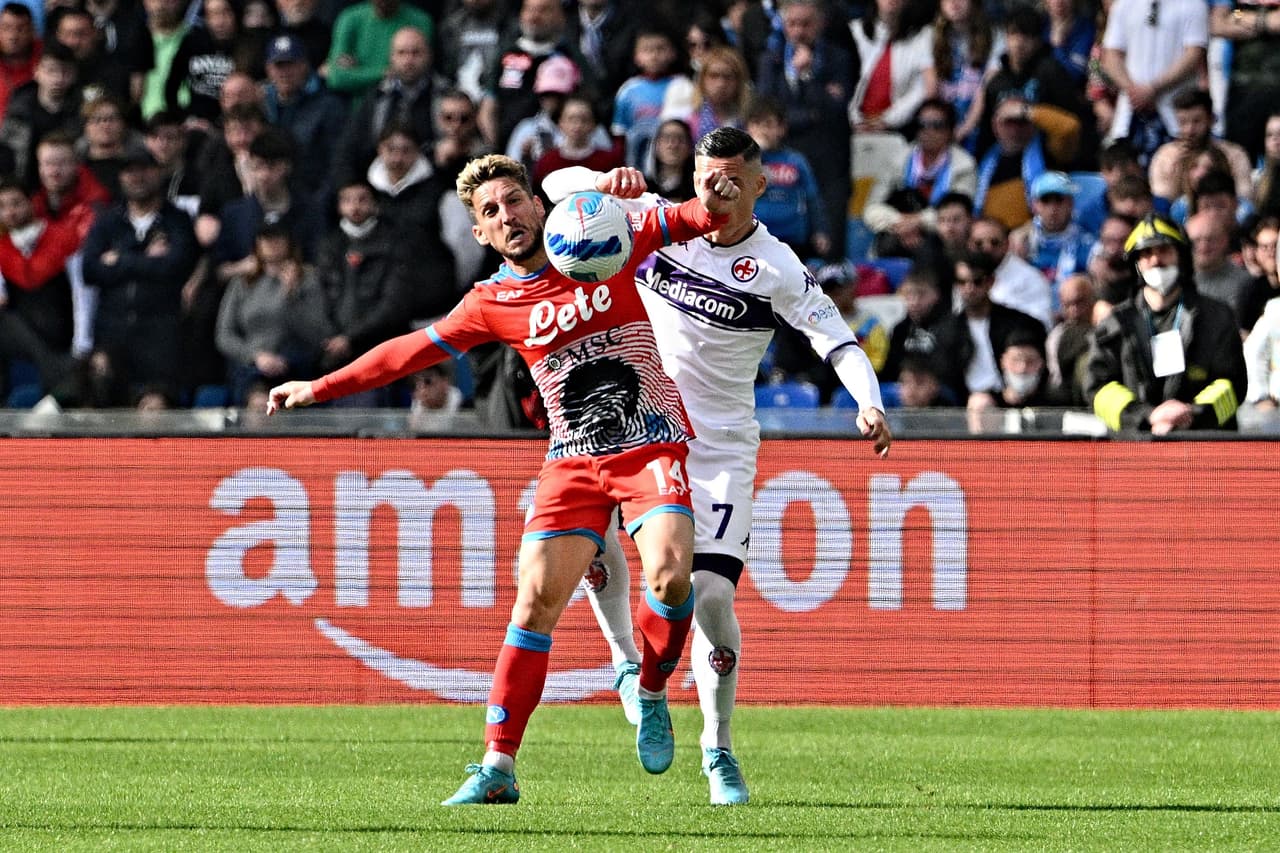 Napoli desperdició la oportunidad de tomar el liderato en Italia en la Serie A al perder en casa por 2-3 ante la Fiorentina; Hirving Lozano jugó en todo el segundo tiempo con poco aporte a la ofensiva.