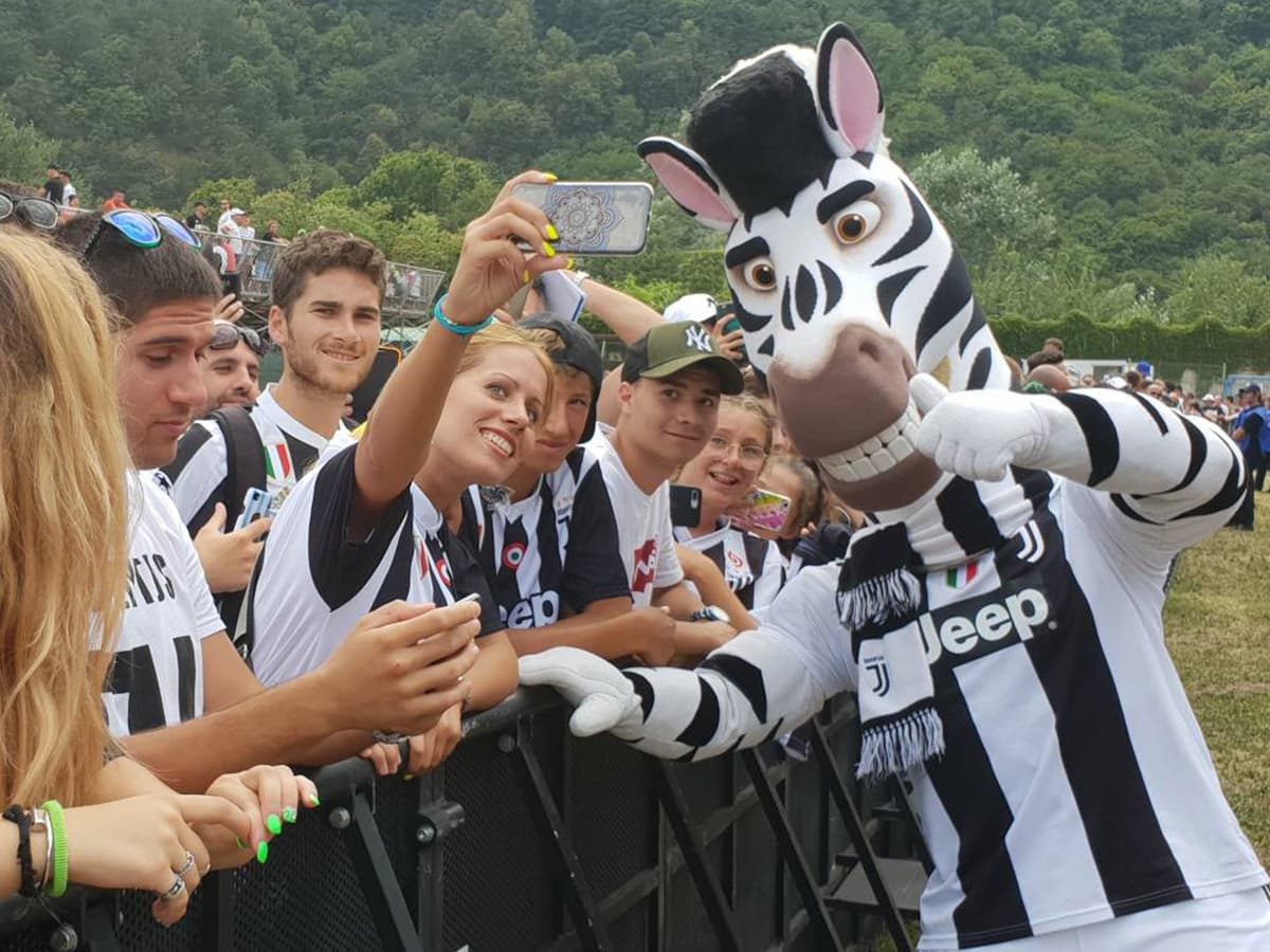 Hasta la mascota de Juventus no se quiso perder el debut de CR7 con el equipo.