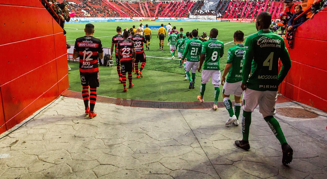 Así salieron directo del túnel los equipos de Tijuana y León al partido de Ida de los Cuartos de Final de la Liga MX del Torneo Clausura 2019, en el Estadio Caliente, Tijuana, Baja California, México.