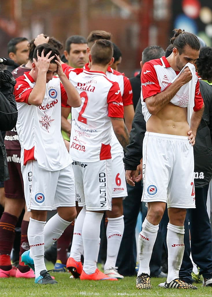 Los jugadores de Argentinos Jrs. desconsolados en el descenso.