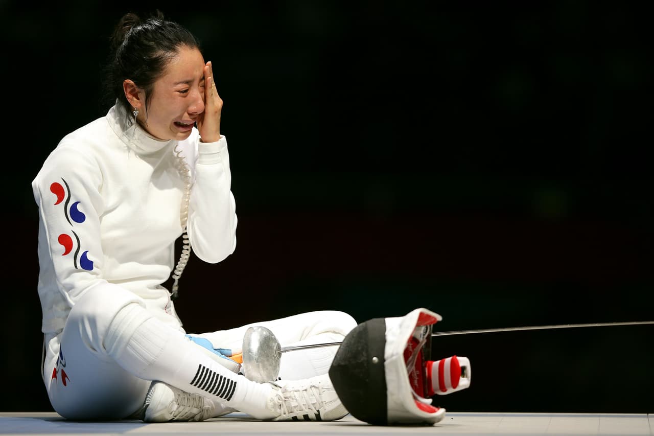 Los atletas en competencia también han tenido situaciones incómodas, como cuando la esgrimista surcoreana Shin A Lam se sentó a llorar por más de una hora por su eliminación en la semifinal de los Olímpicos de Londres-2012.