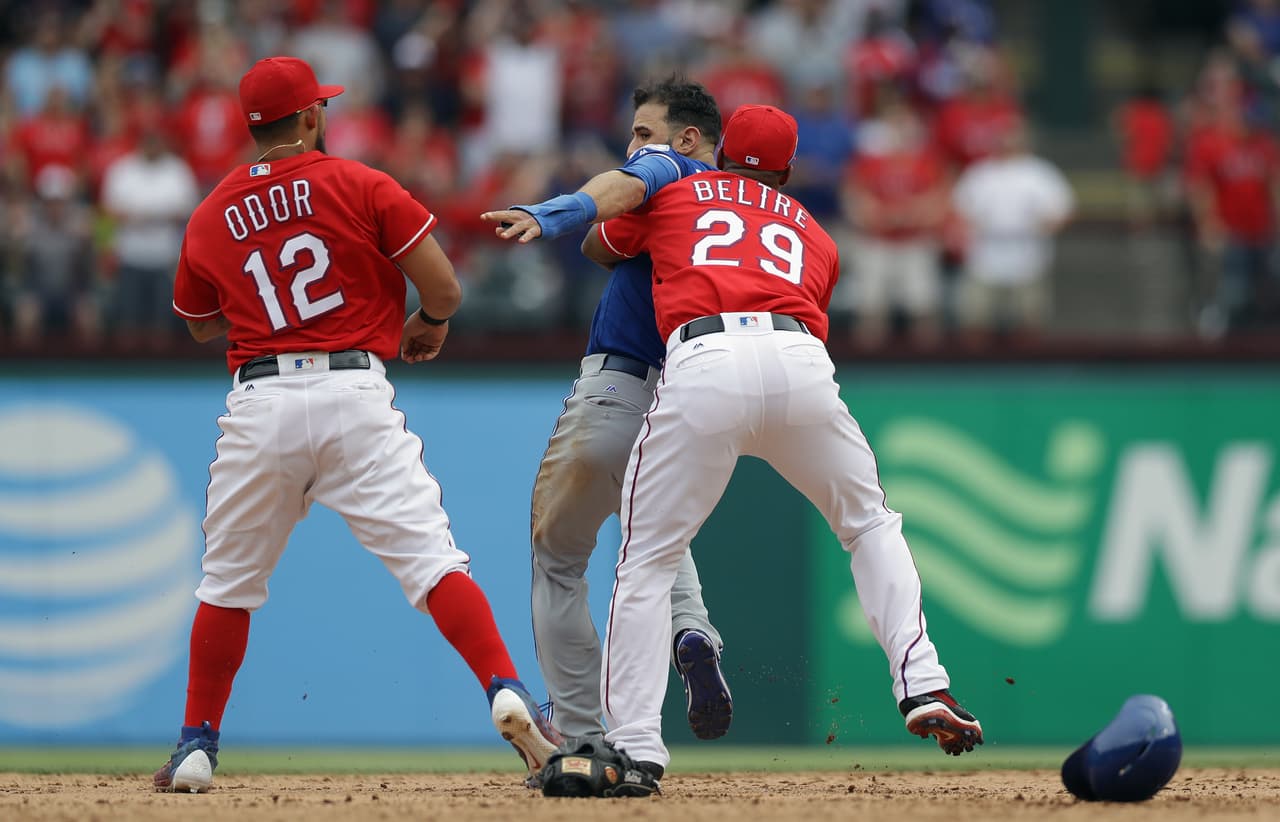 José Bautisa de los Blue Jays y Rougned Odor de los Rangers protagonizaron una pelea que desató una batalla campal en el diamante.