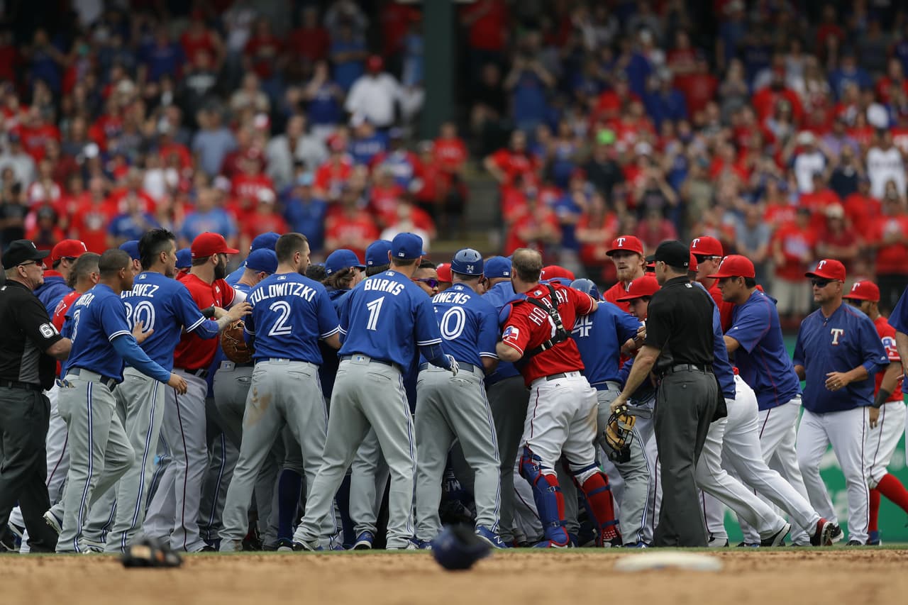 José Bautisa de los Blue Jays y Rougned Odor de los Rangers protagonizaron una pelea que desató una batalla campal en el diamante.