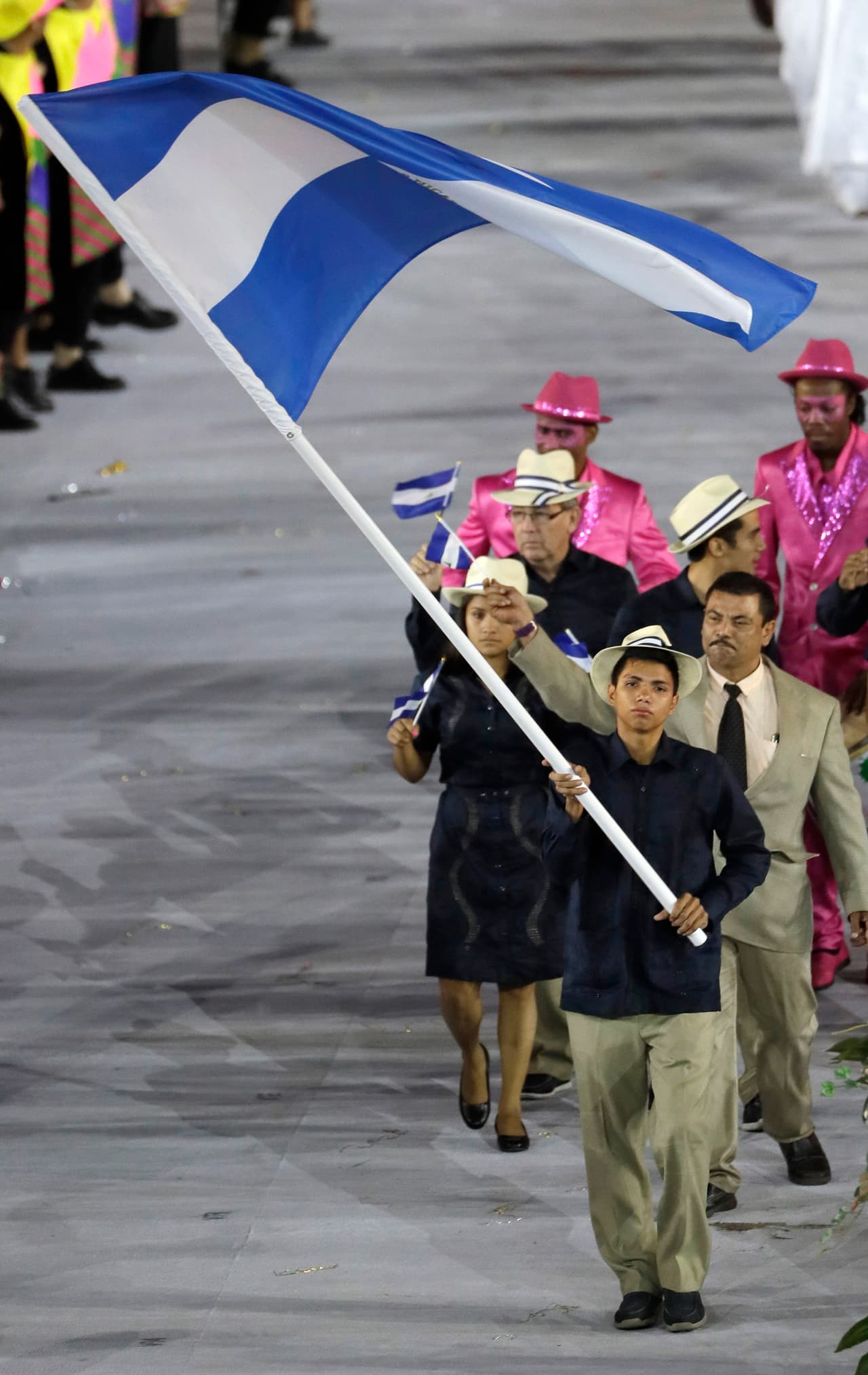 Rafael Antonio Lacayo Paladino cargó la bandera de Nicaragua y marchó adelante de la pequeña comitiva de su nación.