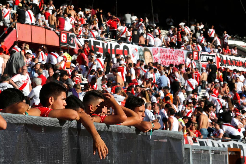 Los fanáticos de River Plate esperaron varias horas por la final de la Copa Libertadores contra Boca Juniors, juego suspendido luego de la agresión al vehículo del equipo Xeneize camino al estadio.
