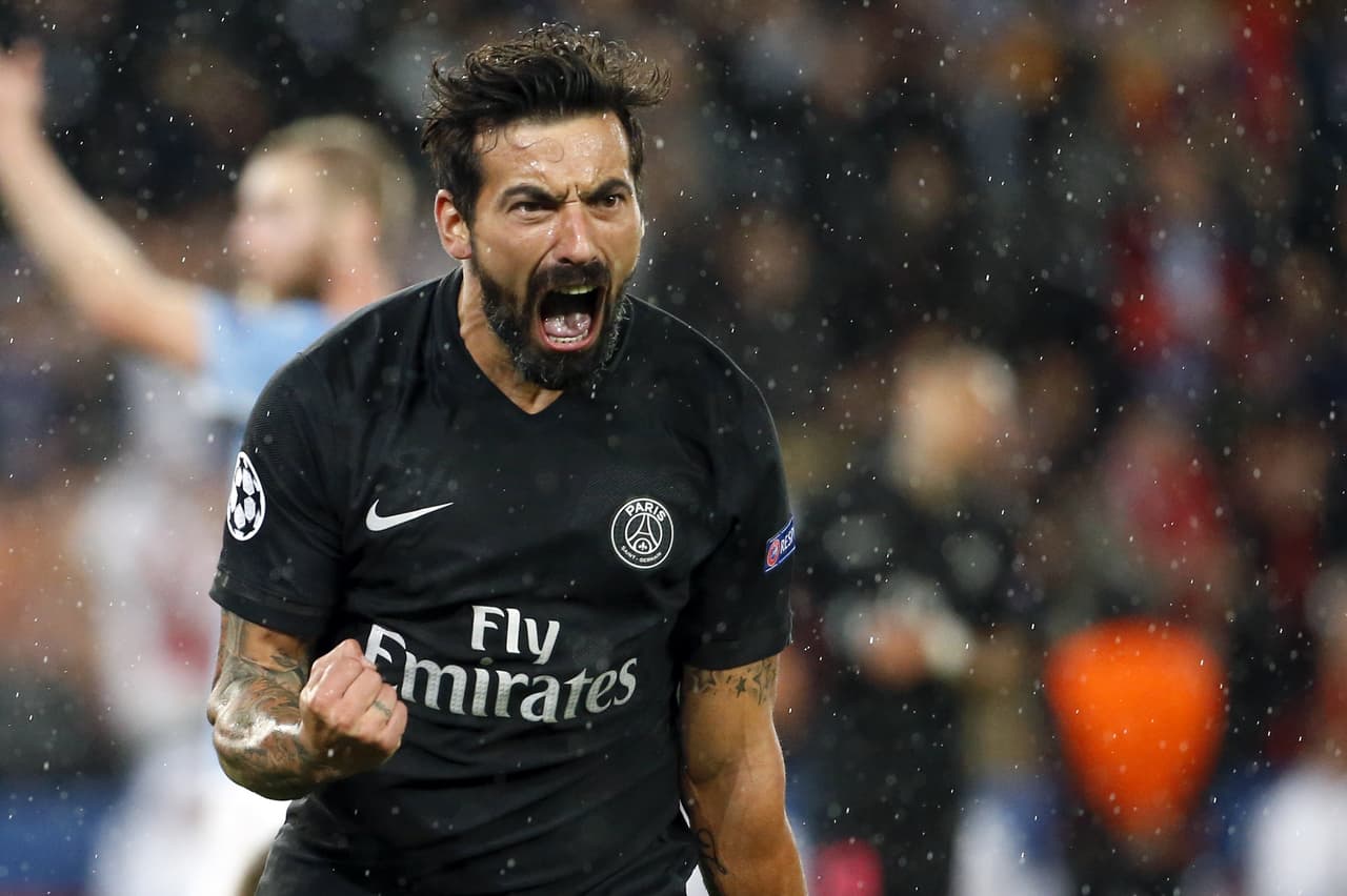 Aunque Ezequiel Lavezzi también contar con muchas novias, ya que el representante de este suplente de lujo del Paris Saint-Germain aceptó que equipos como Inter de Milán, Barcelona y Chelsea han preguntado por el 'Pocho', siendo los italianos quienes llevan ventaja. De cualquier modo, la renovación con el club parisino tampoco se descarta.