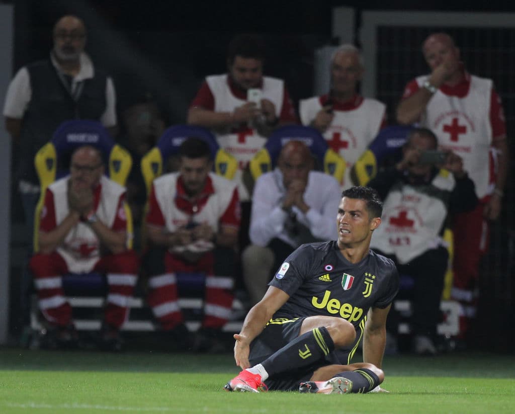 Cristiano esperó en más de una ocasión que fueran amonestados sus rivales por meterle fuerte la pierna al momento de marcar.