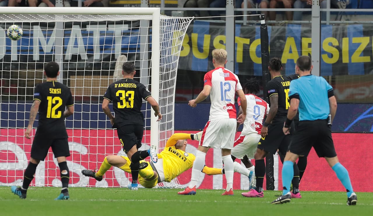 <b>Inter 1-1 Slavia Praga.</b> El equipo checo estuvo a nada de dar la sorpresa de la jornada. Olayinka abrió l marcador pero Barella empató en el agregado.