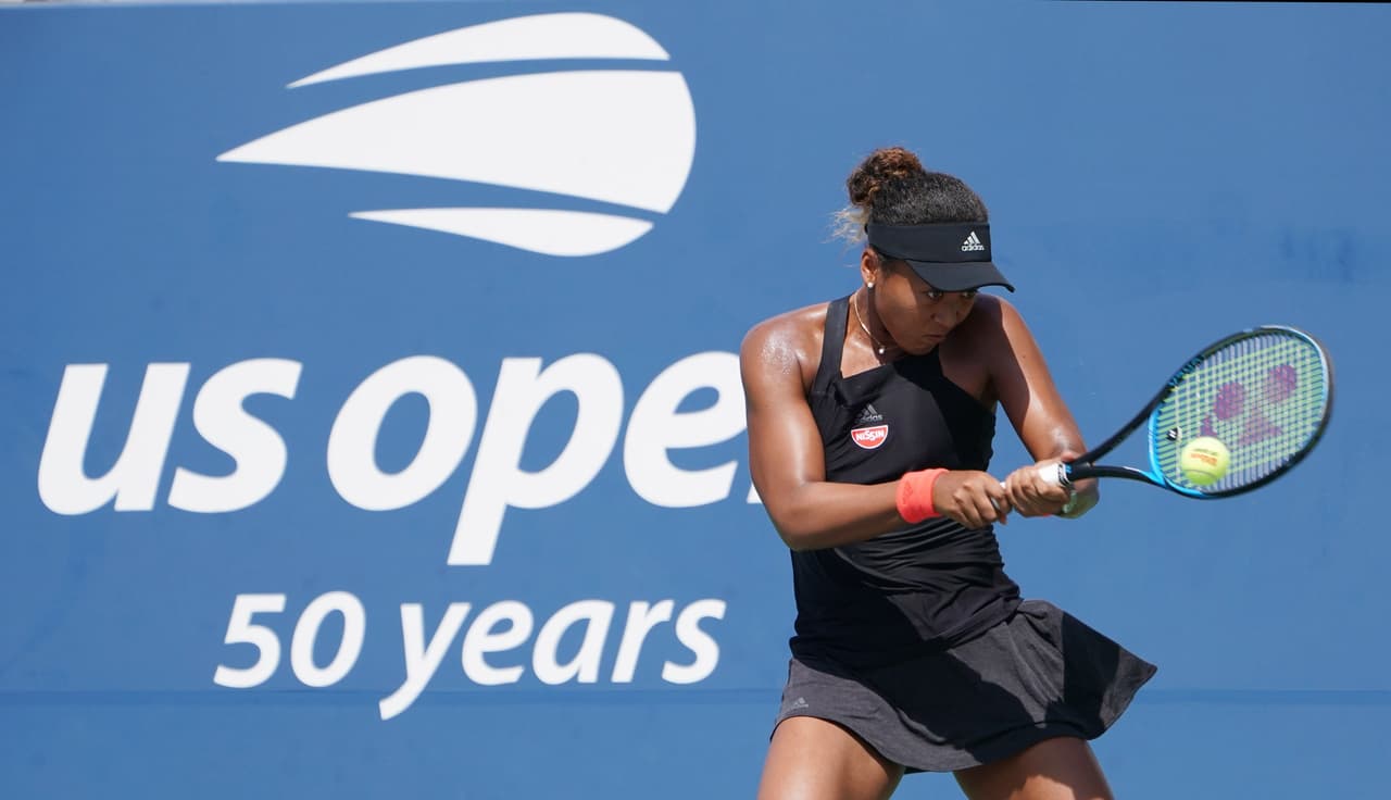 MCX001. NUEVA YORK (UNITED STATES), 30/08/2018.- La tenista japonesa Naomi Osaka devuelve la bola a la israelí Julia Glushko durante su encuentro en la cuarta jornada del Abierto de Estados Unidos disputado en el centro nacional de tenis de Flushing Meadows, Nueva York (Estados Unidos) hoy, 30 de agosto del 2018. El Abierto de Estados Unidos se celebra hasta el próximo 9 de septiembre. EFE/ Ray Stubblebine