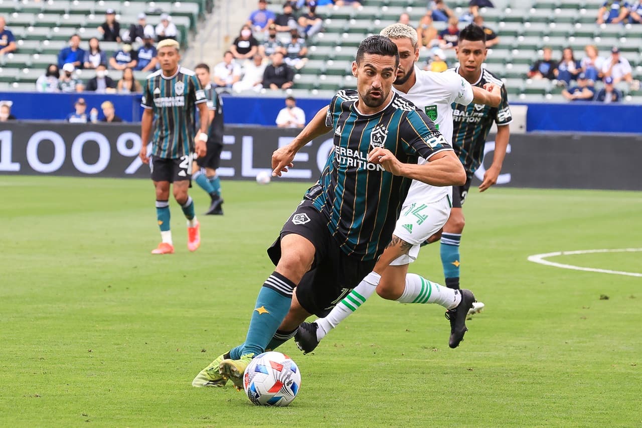 Chicharito tuvo una tarde de contrastes pues primero falló un penal, luego anotó gol y casi pone una asistencia a un gol que fue anulado.