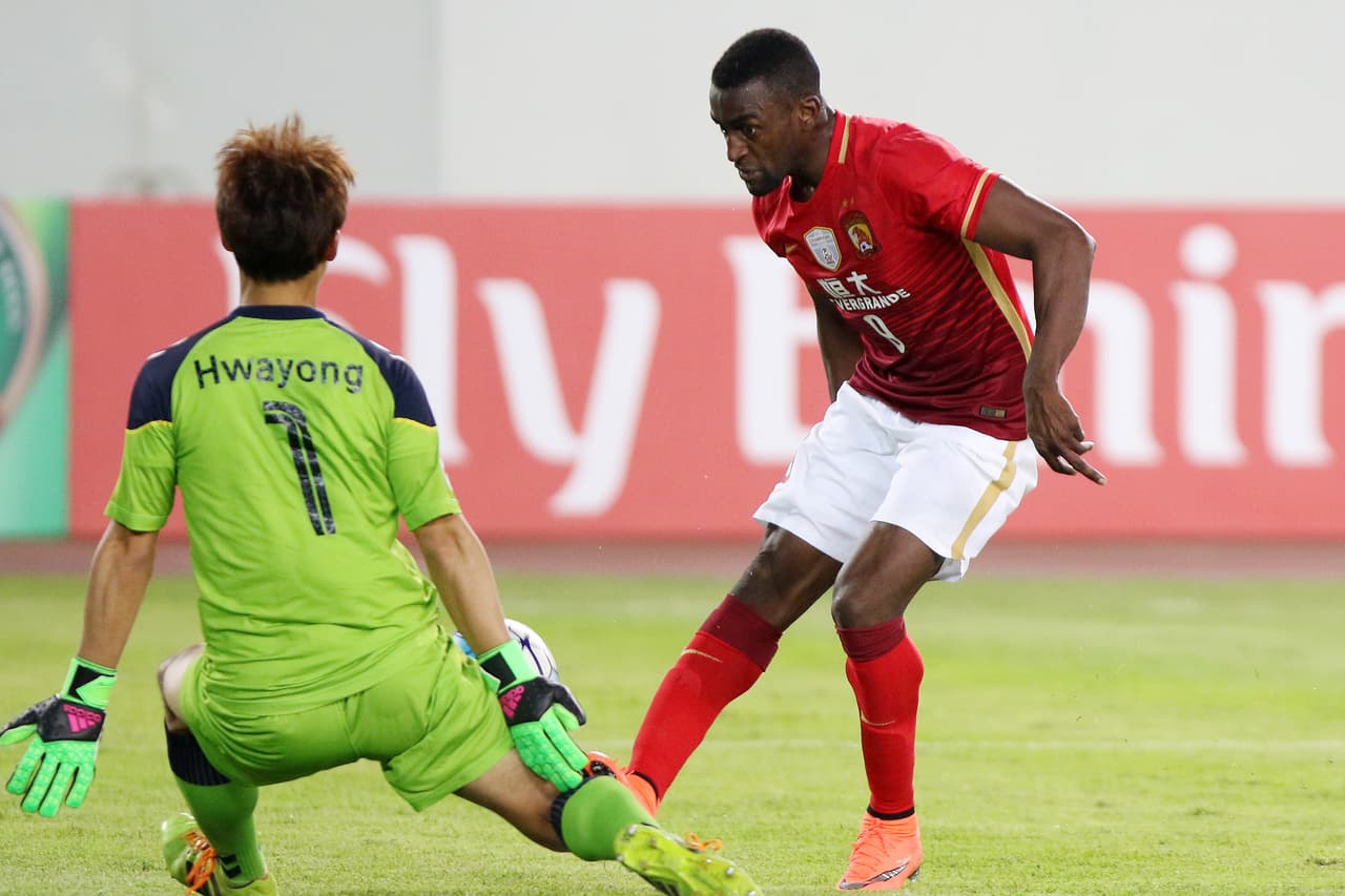 La mala fortuna lo siguió acompañando en suelo cantonés: jugó apenas 15 partidos en su primer año y marcó cuatro goles.