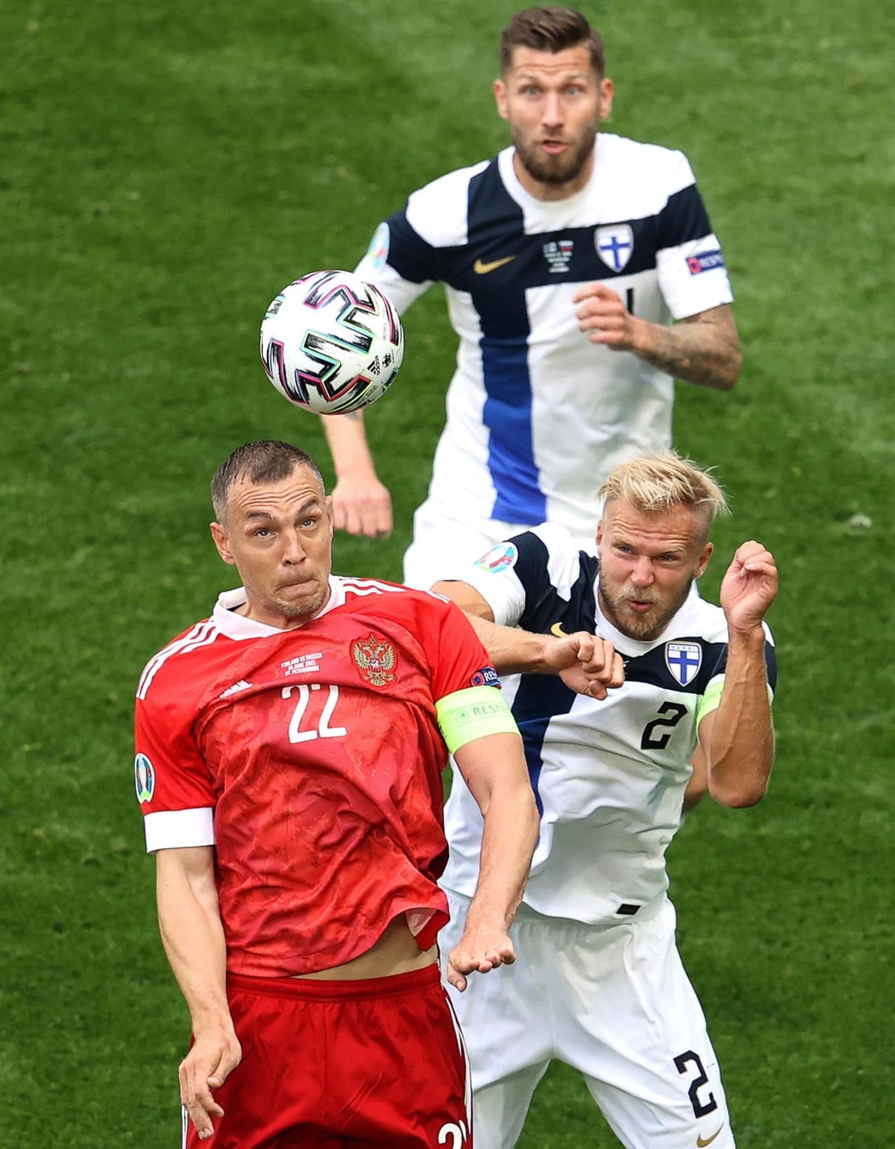 Rusia consigue su primera victoria tras derrotar 1-0 a Finlandia durante la segunda jornada del Grupo B en la Euro 2020. Parecía que los visitantes ponían el primer gol del encuentro pero, tras revisión del VAR, se anulaba la anotación. Ya al filo de la primera mitad, Aleksei Miranchuck anotó el tanto que le dio la victoria a los rusos en San Petersburgo.