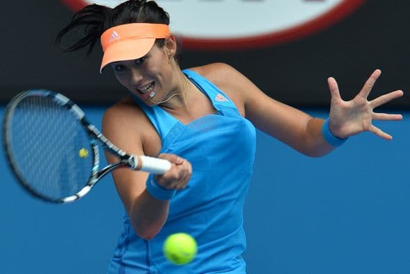 Garbiñe Muguruza está dando la nota en el Abierto de Australia y se ha metido hasta los octavos de final. Esta bella tenista de 20 años es hija de un español y una venezolana, y aunque aún no ha decidido a que país quiere representar, de momento juega bajo bandera española y entrena en Barcelona. Garmiñe -que quiere decir Inmaculada en vasco- conquista con su tenis, su belleza y simpatía.