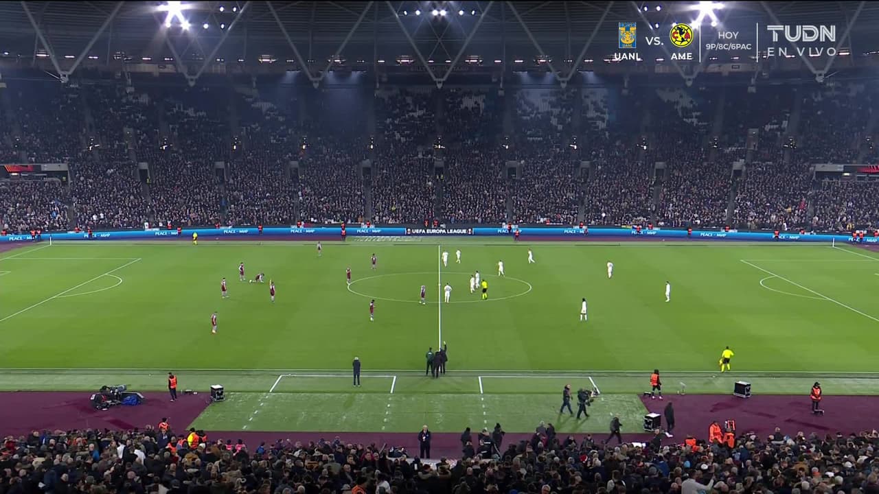 Arranca el partido y la pelota está en juego.