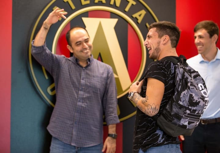 El mediocampista viajo desde Argentina, y de inmediato se dirigió a su nuevo club.