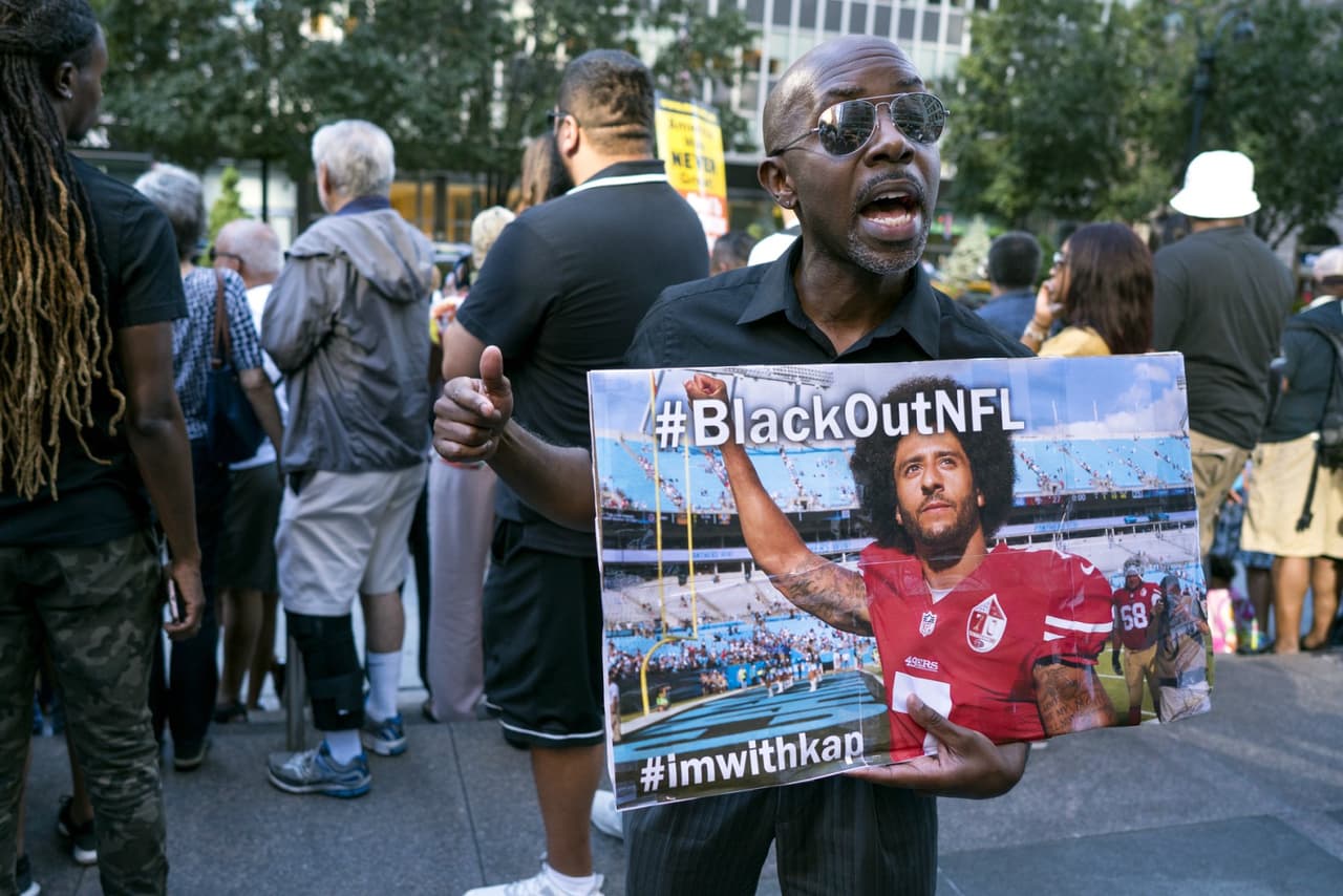 Dueño de los Jaguars contrataría a Colin Kaepernick... si se lo piden