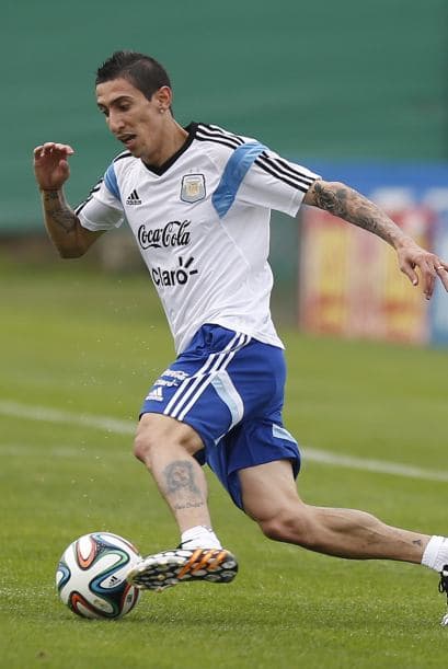 El futbolista y medallista olímpico argentino, Ángel Di María, presume tatuajes en los brazos y en su pierna izquierda.