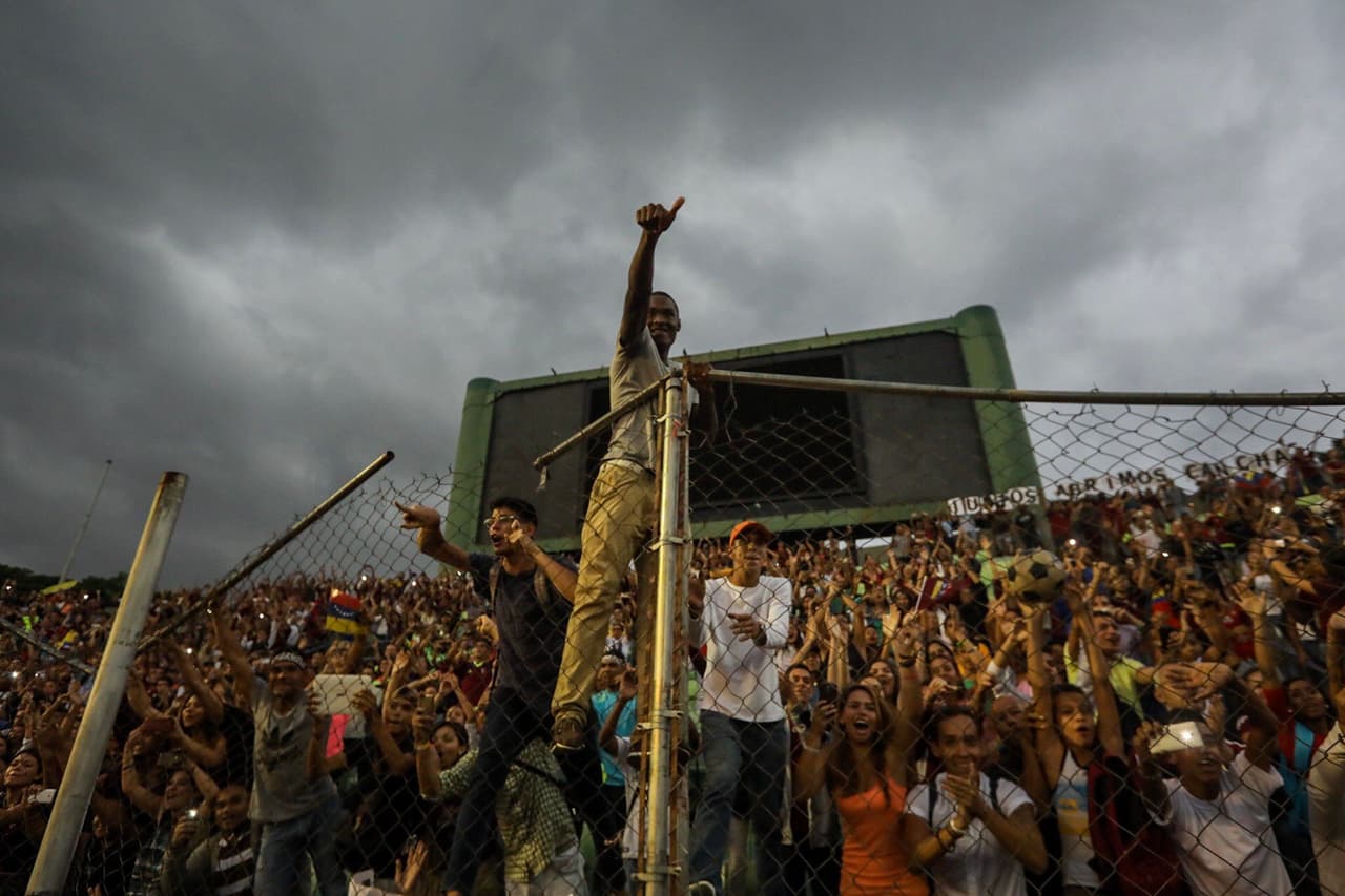 CAR129. CARACAS (VENEZUELA), 13/06/2017.- Fanáticos venezolanos participan en un homenaje a la selección Sub'20 de fútbol hoy, martes 13 de junio de 2017, en Caracas (Venezuela). Miles de venezolanos homenajearon este martes a los jugadores de la plantilla Sub'20 de su país, que obtuvo el subcampeonato en el Mundial de la categoría que se disputó hasta el pasado 11 de junio en Corea del Sur, con un multitudinario acto en el estadio Olímpico de la Universidad Central de Venezuela (UCV), en Caracas. EFE/MIGUEL GUTIÉRREZ