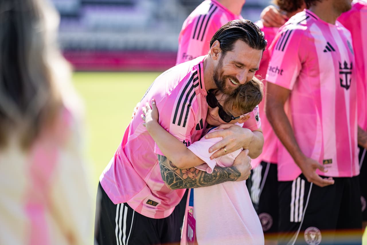 Pequeños cumplen su sueño de conocer a Messi en hermoso acto