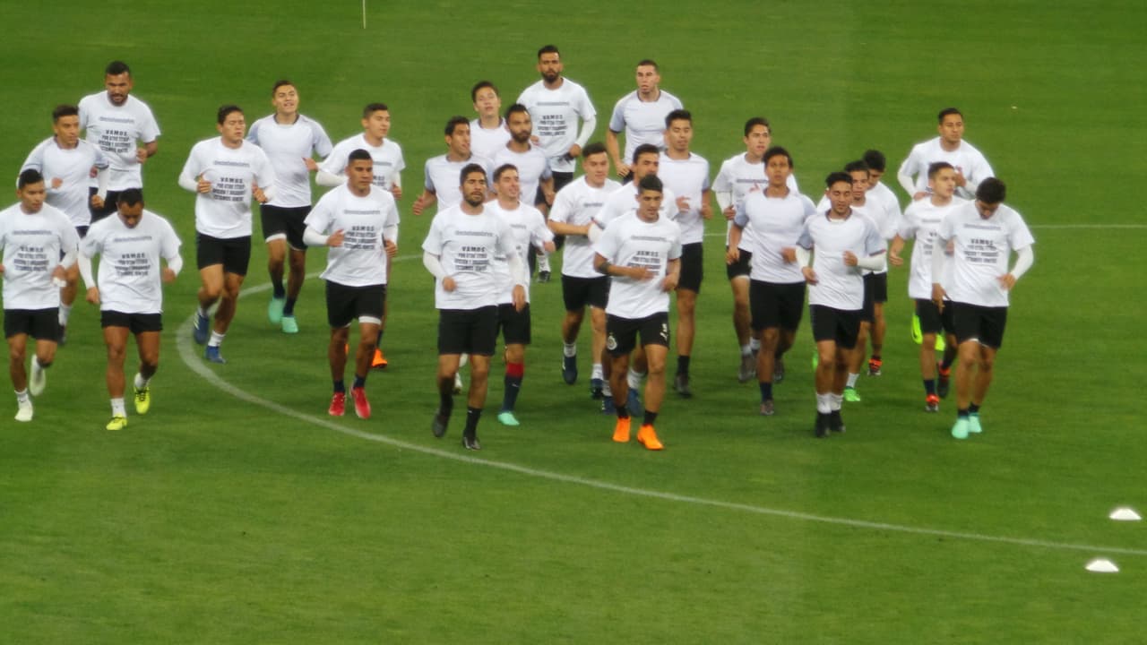 La polémica se tomó el último entrenamiento de las Chivas antes de la final de la Concacaf Liga de Campeones en el estadio Akron. Los jugadores del Rebaño cumplieron la sesión con unas playeras de protesta por la deuda que tiene la directiva con ellos en cuanto a unos premios pactados. El ambiente se caldea a menos de 24 horas del decisivo partido ante Toronto F.C.