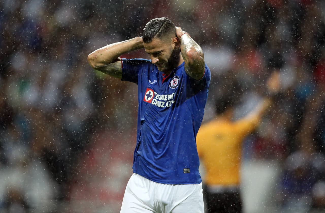 Edgar Méndez pudo poner en ventaja a Cruz Azul, pero no tuvo fortuna durante los primeros 45 minutos.